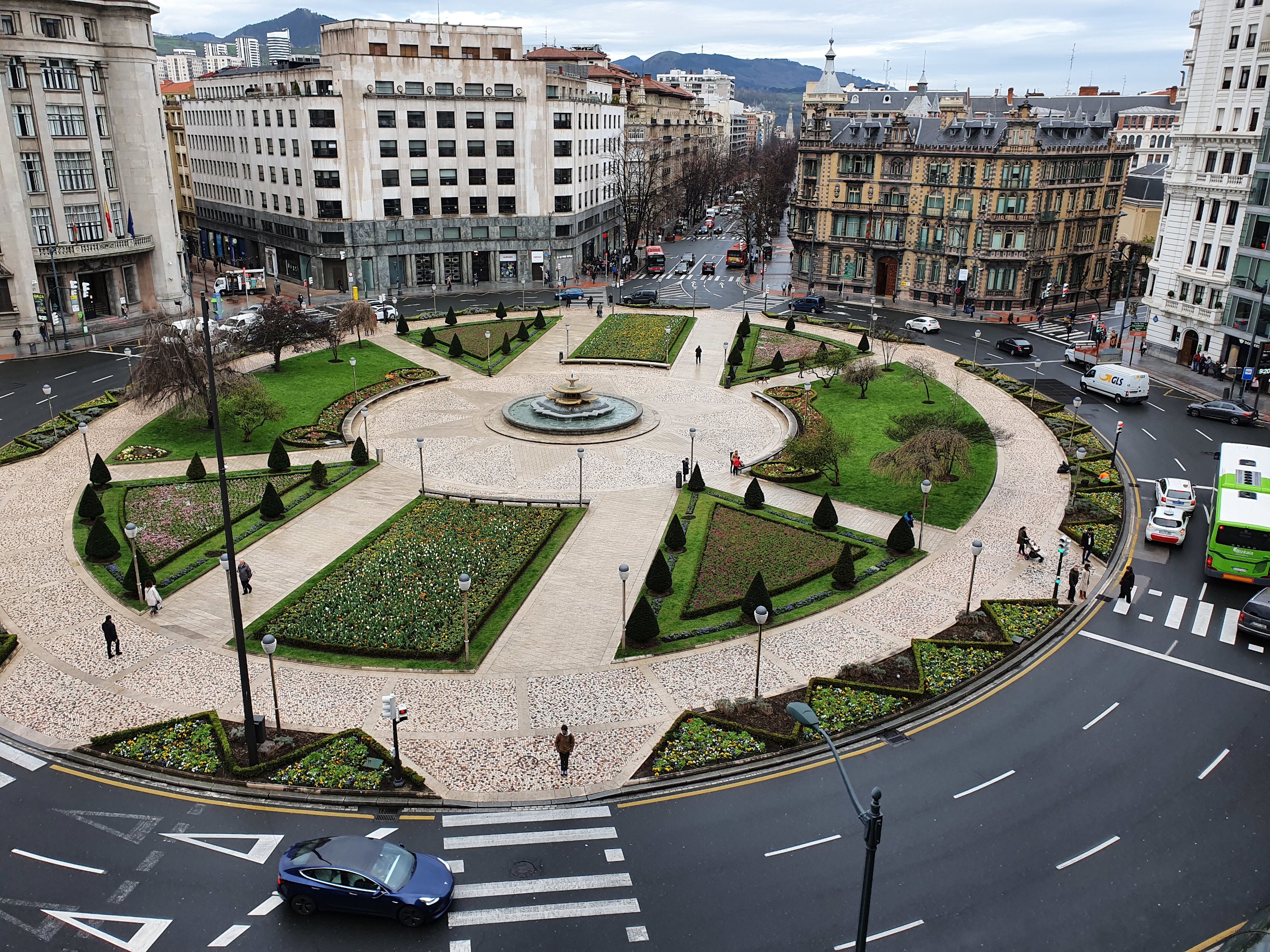 En el centro de Bilbao, junto a la Plaza Moyúa